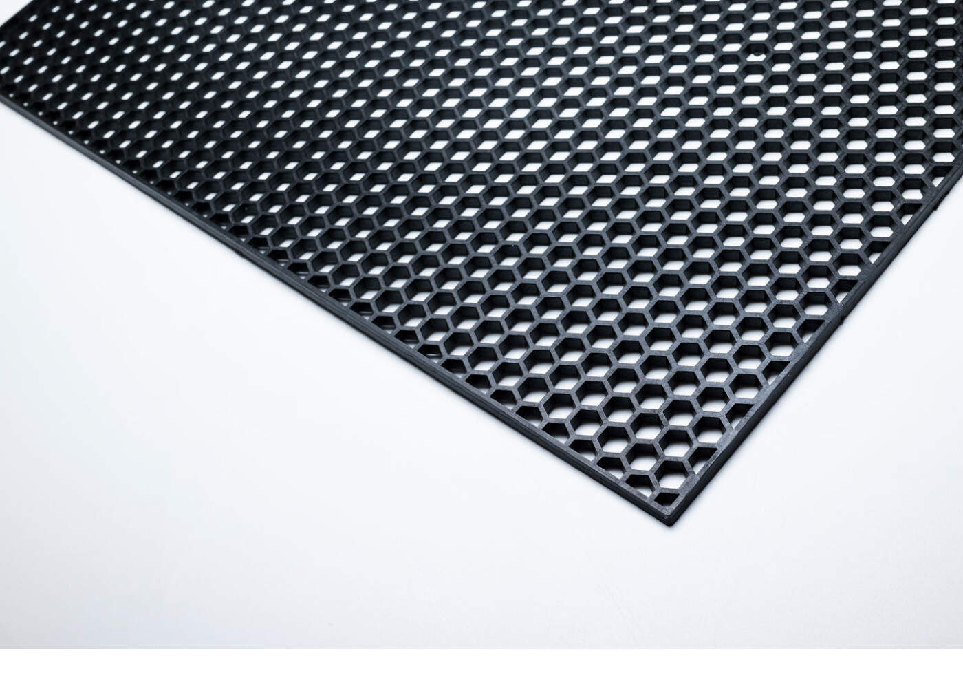 Mřížka do nárazníku ("plastový tahokov"), 120 x 40 cm - pravidelný hexagon 10x10 mm, černá