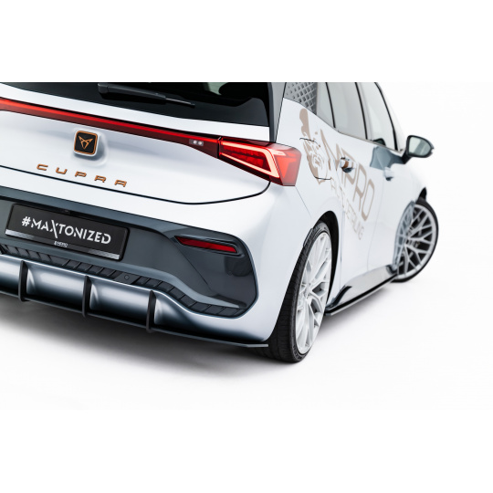 Maxton Design "Street Pro" difuzor zadního nárazníku pro Cupra Born Mk1, plast ABS bez povrchové úpravy, s červenou linkou na žebrování Maxton Design "Street Pro" difuzor zadního nárazníku pro Cupra Born Mk1, plast ABS bez povrchové úpravy, s červenou linkou na žebrování