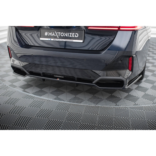 Maxton Design středový spoiler pod zadní nárazník s žebrováním v.2 pro BMW řada 5 G60 M-Pack, černý lesklý plast ABS