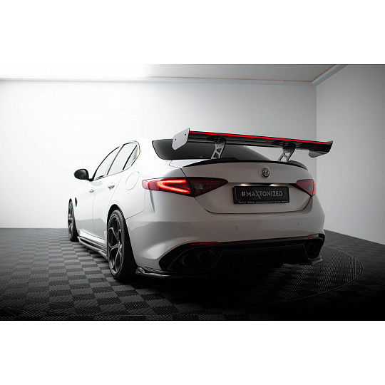 Maxton Design zadní křídlo s úzce rozkročenými držáky a LED světlem pro Alfa Romeo Giulia Qaudrifoglio, pravý karbon