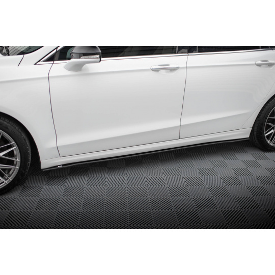 Maxton Design "Street Pro" difuzory pod boční prahy pro Ford Mondeo Mk5 Facelift, plast ABS bez povrchové úpravy, Sport, s červenou linkou