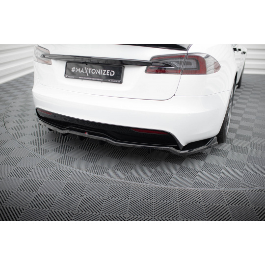 Maxton Design středový spoiler pod zadní nárazník s žebrováním v.1 pro Tesla Model S Plaid Mk1 Facelift, černý lesklý plast ABS