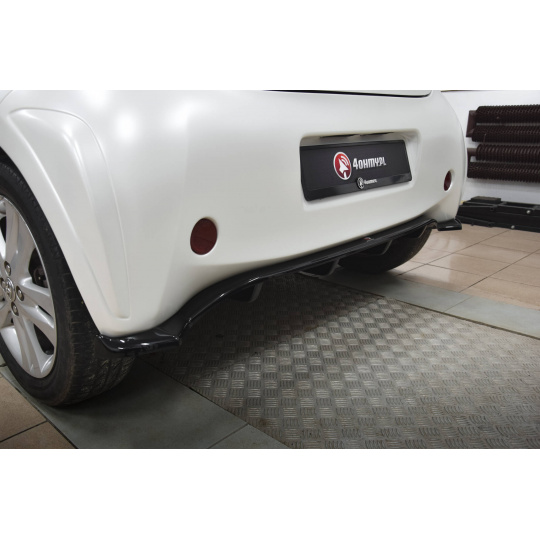 Maxton Design středový spoiler pod zadní nárazník s žebrováním pro Toyota IQ, černý lesklý plast ABS