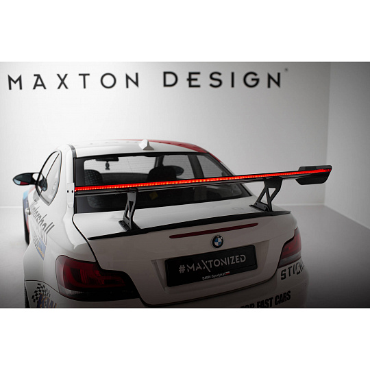 Maxton Design zadní křídlo s úzce rozkročenými držáky a LED světlem pro BMW řada 1 E82 1M, pravý karbon Maxton Design zadní křídlo s úzce rozkročenými držáky a LED světlem pro BMW řada 1 E82 1M, pravý karbon