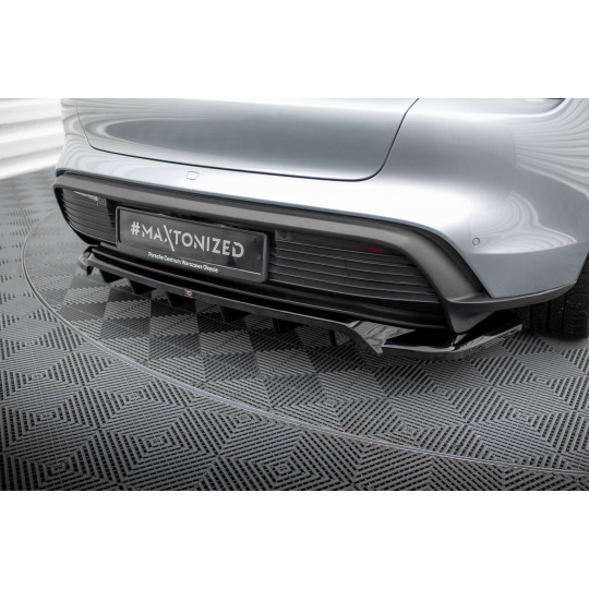 Maxton Design středový spoiler pod zadní nárazník s žebrováním pro Porsche Taycan Mk1, černý lesklý plast ABS
