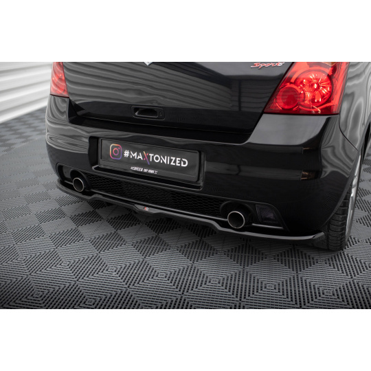Maxton Design středový spoiler pod zadní nárazník s žebrováním pro Suzuki Swift Mk4 Sport, černý lesklý plast ABS