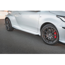 Maxton Design "Racing durability" difuzory pod boční prahy s křidélky pro Toyota GR Yaris Mk3, plast ABS bez povrchové úpravy, s červenou linkou