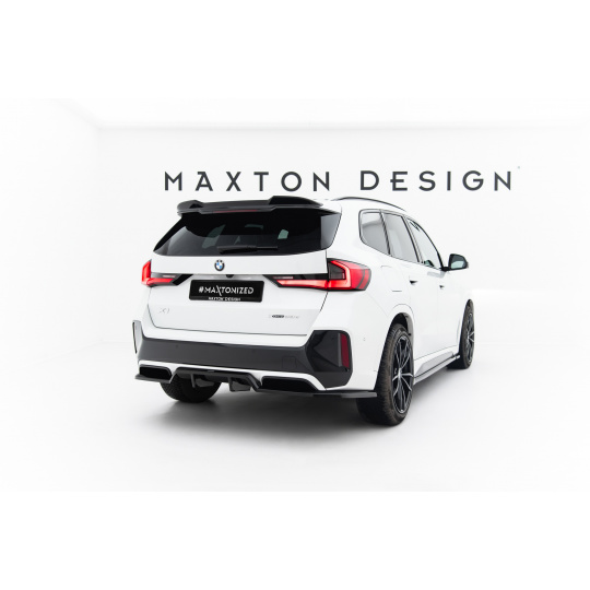 Maxton Design středový spoiler pod zadní nárazník s žebrováním pro BMW X1 U11 M-Pack, černý lesklý plast ABS