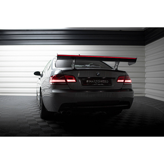 Maxton Design zadní křídlo s úzce rozkročenými držáky a LED světlem pro BMW M3 E92, pravý karbon Maxton Design zadní křídlo s úzce rozkročenými držáky a LED světlem pro BMW M3 E92, pravý karbon