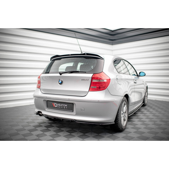 Maxton Design středový spoiler pod zadní nárazník s žebrováním pro BMW řada 1 E81 Facelift, černý lesklý plast ABS