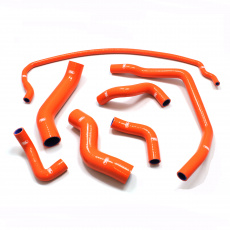 Samco Sport 7-dílná sada silikonových hadic pro vedení chladicí kapaliny pro BMW Řady 1 E81/E87 3/2003-2/2007 116i, (je nutné zachovat tovární plastové spojky hadic), barva: modrá Samco Sport 7-dílná sada silikonových hadic pro vedení chladicí kapaliny pro BMW Řady 1 E81/E87 3/2003-2/2007 116i, (je nutné zachovat tovární plastové spojky hadic), barva: modrá