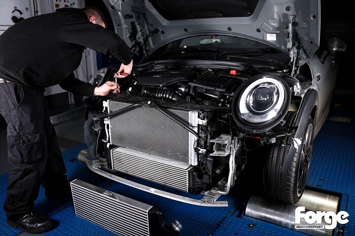 Montáž intercooleru Forge Motorsport pro Mini F54/55/56